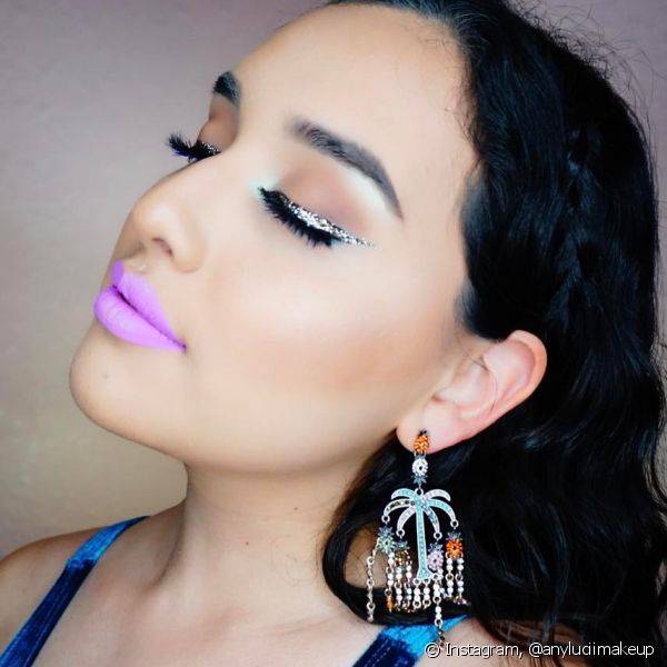 Outra opção para deixar a make sereia com um toque glam é usar um delineador com glitter ou acabamento metalizado (Foto: Instagram @anyluciimakeup)
